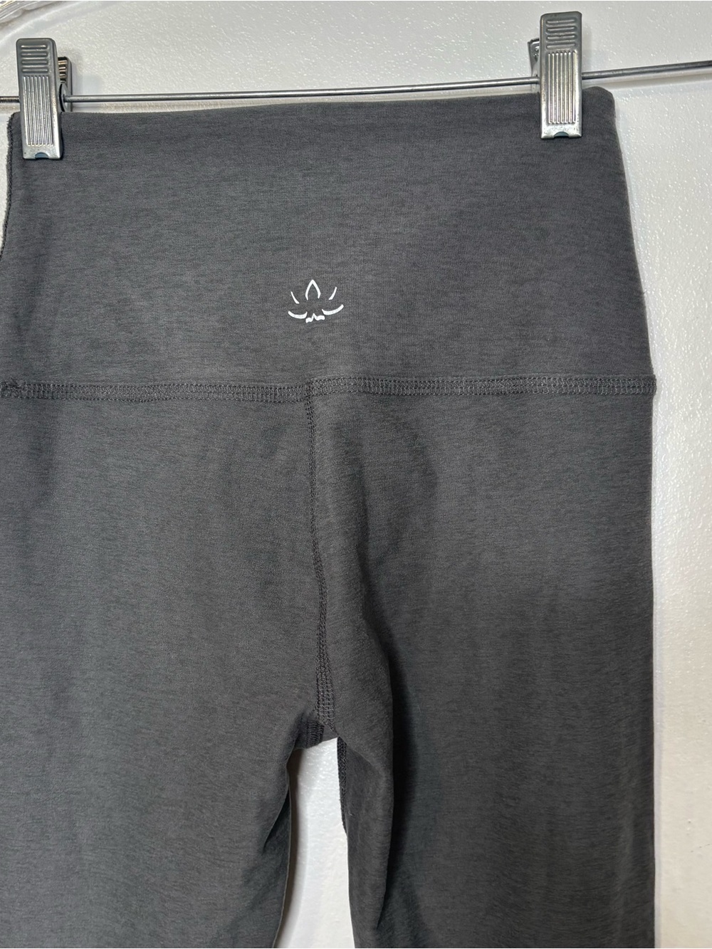 Beyond yoga leggings gray xs - Picture 2 of 5